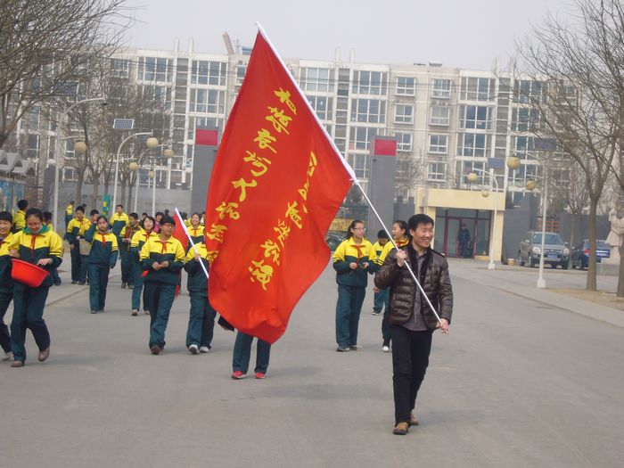 记我校初中部“学雷锋”清洁校园志愿者活动